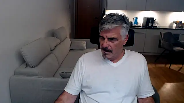 Snapshot of Buidapest chatting on 02-28-26, 10:55 Buidapest online show from 02-28-26, 10:55