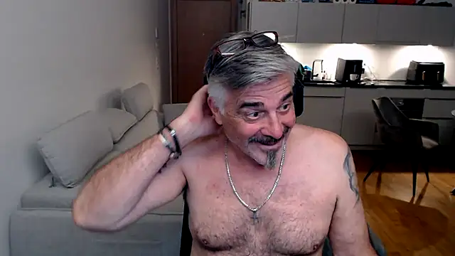 Snapshot of Buidapest chatting on 03-04-26, 01:11 Buidapest online show from 03-04-26, 01:11