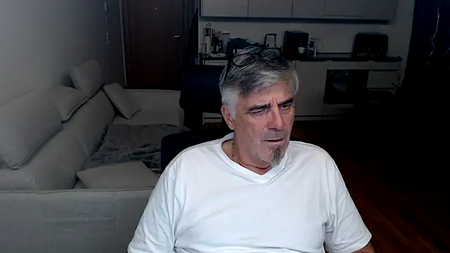 Snapshot of Buidapest chatting on 03-15-26, 09:21 Buidapest online show from 03-15-26, 09:21