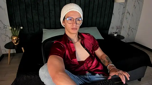 Snapshot of Brandon_starkk chatting on 11-26-25, 11:55 Brandon starkk online show from 11-26-25, 11:55