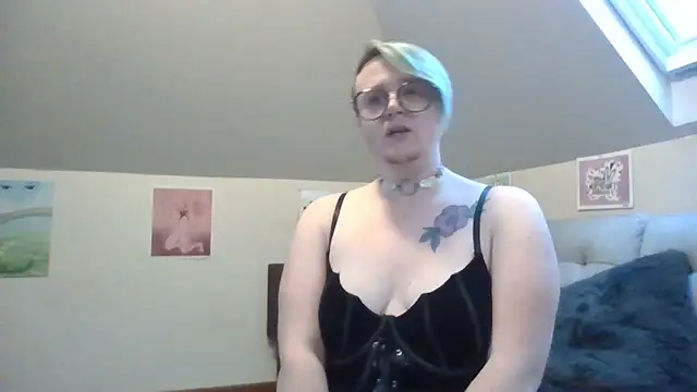 Snapshot of queerlyjaz chatting on 11-22-25, 11:26 queerlyjaz online show from 11-22-25, 11:26
