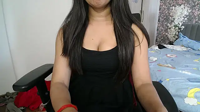 Snapshot of Little_princess01 chatting on 04-26-26, 03:37 Little princess01 online show from 04-26-26, 03:37
