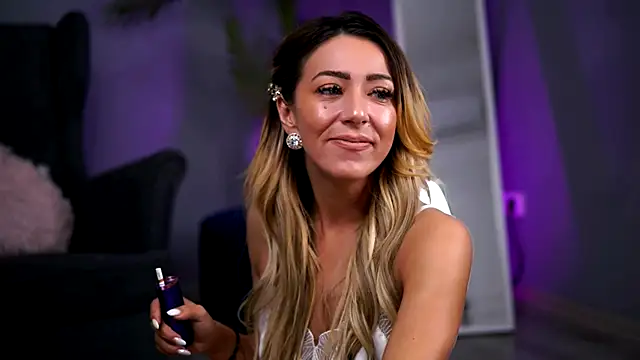 Snapshot of JuliaHyde chatting on 12-19-25, 04:08 JuliaHyde online show from 12-19-25, 04:08