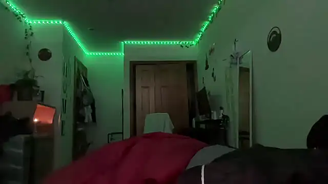 Snapshot of tinydaisy21 chatting on 12-15-25, 06:34 tinydaisy21 online show from 12-15-25, 06:34