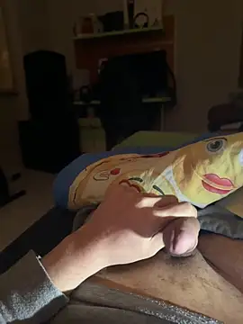 Snapshot of Alessandro_478 chatting on 12-15-25, 05:01 Alessandro 478 online show from 12-15-25, 05:01