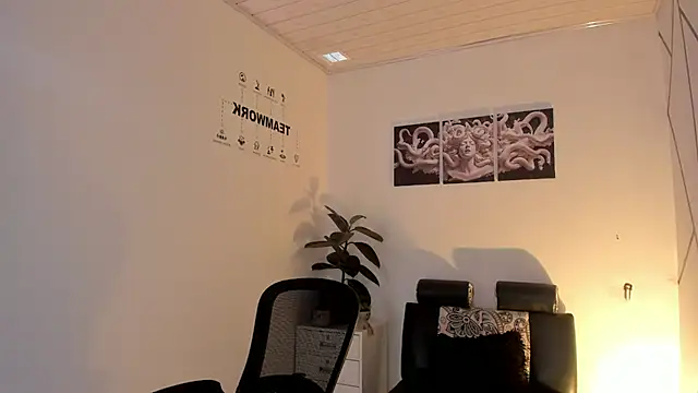 Snapshot of James_Adams_01 chatting on 12-05-25, 12:25 James Adams 01 online show from 12-05-25, 12:25