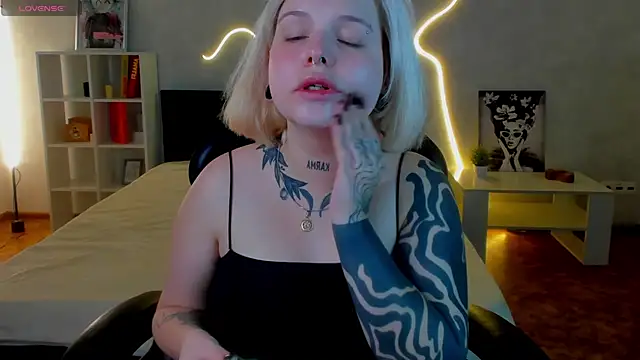 Snapshot of shadow__purrr chatting on 11-19-25, 01:38 shadow purrr online show from 11-19-25, 01:38