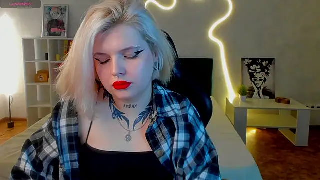 Snapshot of shadow__purrr chatting on 11-20-25, 01:28 shadow purrr online show from 11-20-25, 01:28