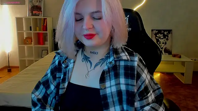 Snapshot of shadow__purrr chatting on 11-22-25, 01:37 shadow purrr online show from 11-22-25, 01:37