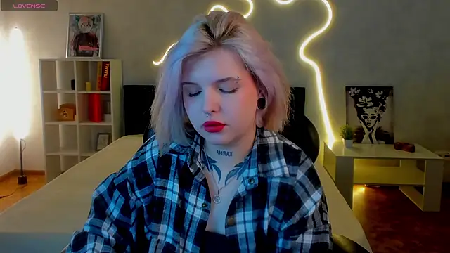 Snapshot of shadow__purrr chatting on 11-23-25, 01:27 shadow purrr online show from 11-23-25, 01:27