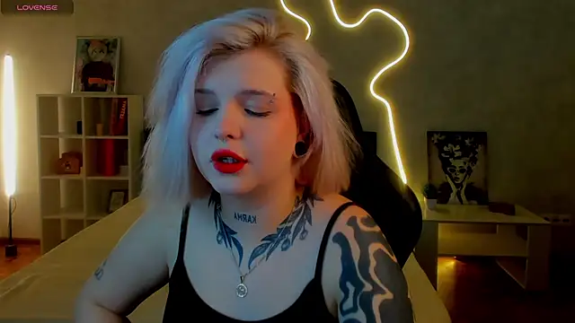 Snapshot of shadow__purrr chatting on 11-24-25, 01:16 shadow purrr online show from 11-24-25, 01:16