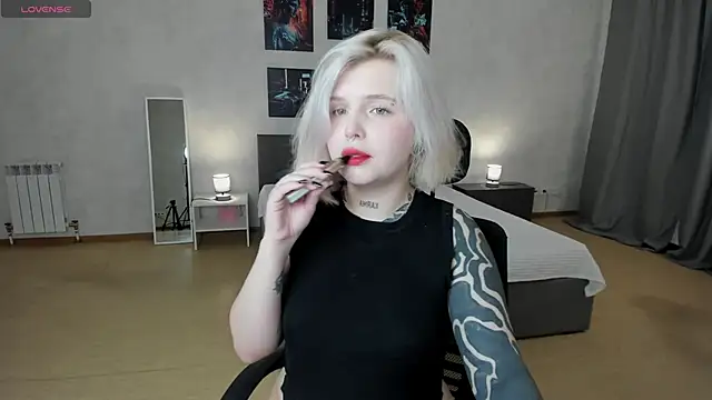 Snapshot of shadow__purrr chatting on 11-26-25, 01:28 shadow purrr online show from 11-26-25, 01:28