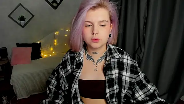 Snapshot of shadow__purrr chatting on 11-28-25, 02:36 shadow purrr online show from 11-28-25, 02:36