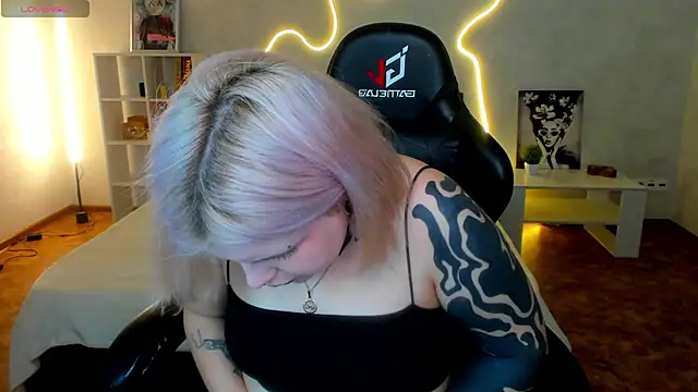 Snapshot of shadow__purrr chatting on 12-01-25, 01:32 shadow purrr online show from 12-01-25, 01:32