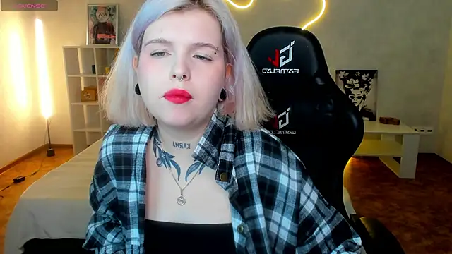 Snapshot of shadow__purrr chatting on 12-02-25, 01:33 shadow purrr online show from 12-02-25, 01:33