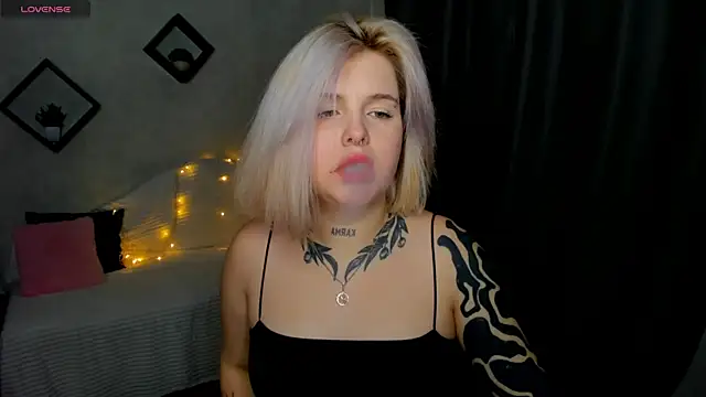 Snapshot of shadow__purrr chatting on 12-04-25, 01:26 shadow purrr online show from 12-04-25, 01:26