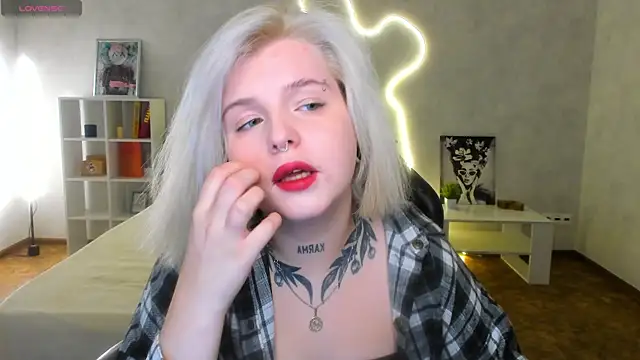 Snapshot of shadow__purrr chatting on 12-15-25, 01:10 shadow purrr online show from 12-15-25, 01:10