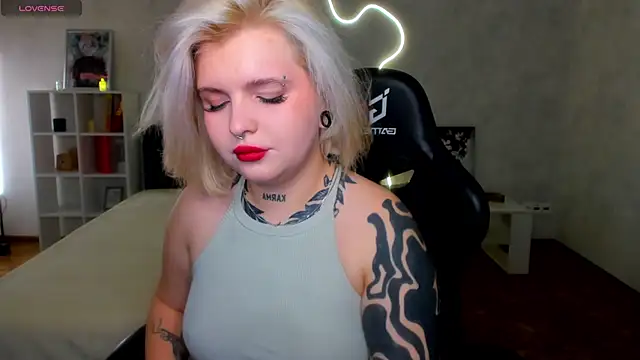 Snapshot of shadow__purrr chatting on 12-18-25, 12:49 shadow purrr online show from 12-18-25, 12:49