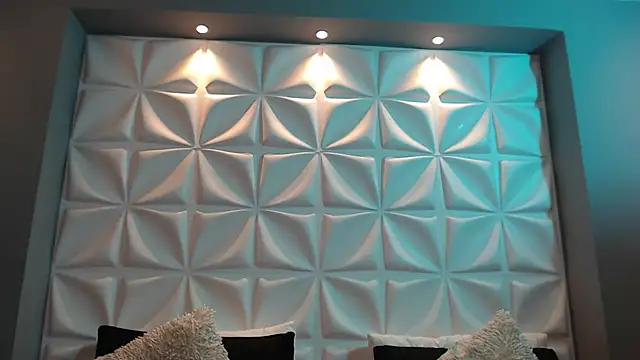 Snapshot of HorneyyQueen chatting on 12-17-25, 12:33 HorneyyQueen online show from 12-17-25, 12:33