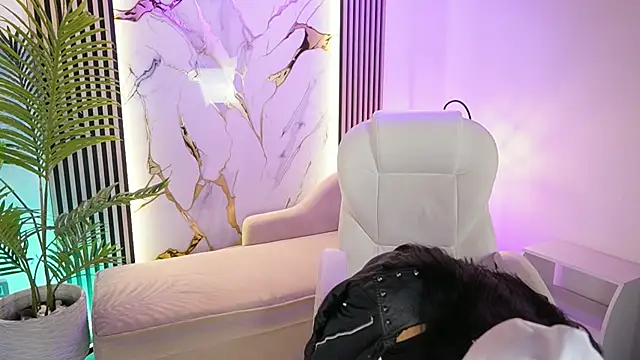 Snapshot of MeganLowell chatting on 11-27-25, 07:05 MeganLowell online show from 11-27-25, 07:05