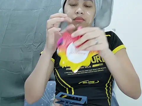 Snapshot of Ursexyasianskinny chatting on 12-04-25, 05:39 Ursexyasianskinny online show from 12-04-25, 05:39