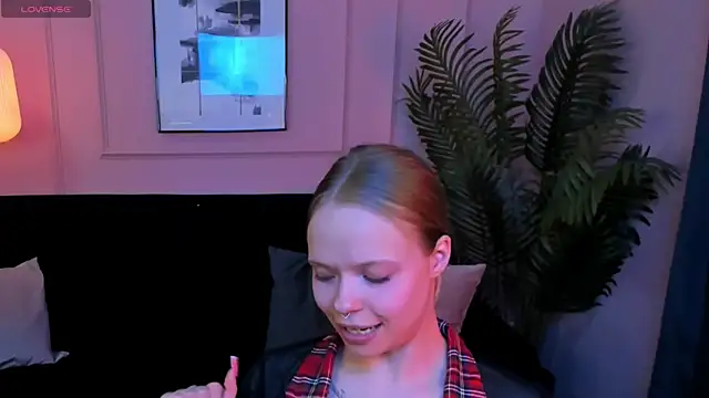 Snapshot of lucy_loy chatting on 05-12-26, 01:08 lucy loy online show from 05-12-26, 01:08