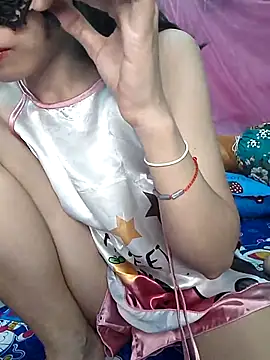 Snapshot of Binnky chatting on 11-19-25, 04:12 Binnky online show from 11-19-25, 04:12