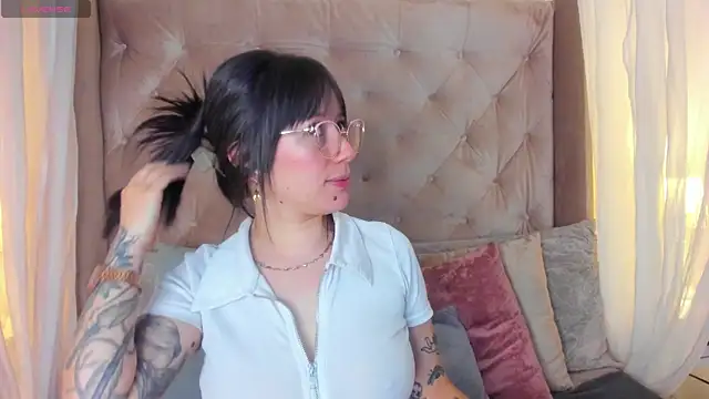 Snapshot of Annie_Petters chatting on 05-07-26, 01:05 Annie Petters online show from 05-07-26, 01:05