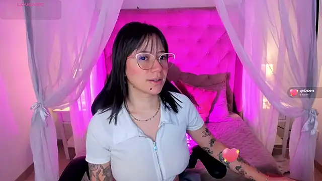 Snapshot of Annie_Petters chatting on 06-17-26, 01:01 Annie Petters online show from 06-17-26, 01:01
