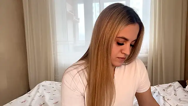 Snapshot of LuciaShadwell chatting on 11-28-25, 04:15 LuciaShadwell online show from 11-28-25, 04:15