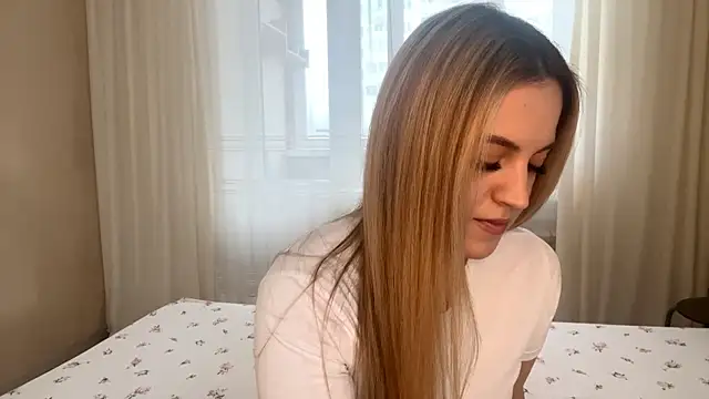 Snapshot of LuciaShadwell chatting on 12-02-25, 04:18 LuciaShadwell online show from 12-02-25, 04:18