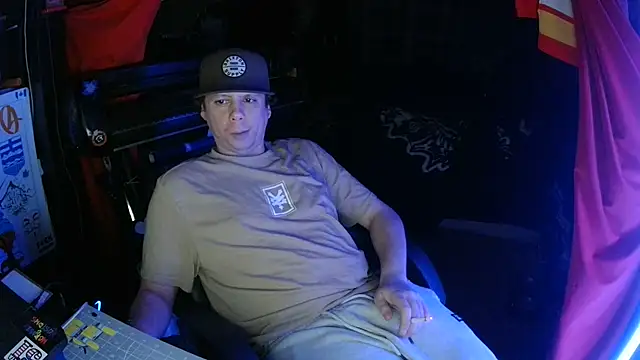 Snapshot of Bowerboi chatting on 11-24-25, 12:49 Bowerboi online show from 11-24-25, 12:49