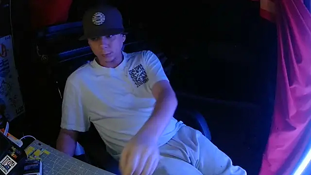 Snapshot of Bowerboi chatting on 11-26-25, 09:21 Bowerboi online show from 11-26-25, 09:21