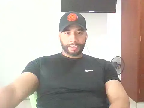 Snapshot of musclehetero chatting on 12-17-25, 11:55 musclehetero online show from 12-17-25, 11:55