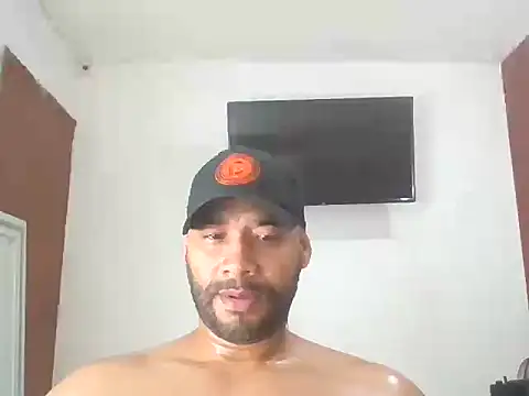 Snapshot of musclehetero chatting on 12-20-25, 09:55 musclehetero online show from 12-20-25, 09:55