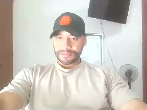 Snapshot of musclehetero chatting on 12-21-25, 08:27 musclehetero online show from 12-21-25, 08:27