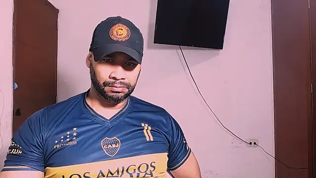 Snapshot of musclehetero chatting on 01-11-26, 02:44 musclehetero online show from 01-11-26, 02:44