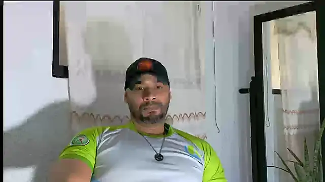Snapshot of musclehetero chatting on 07-17-26, 02:13 musclehetero online show from 07-17-26, 02:13
