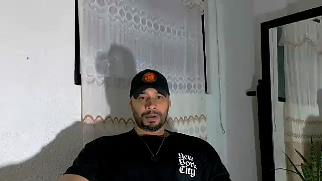 Snapshot of musclehetero chatting on 07-18-26, 03:00 musclehetero online show from 07-18-26, 03:00