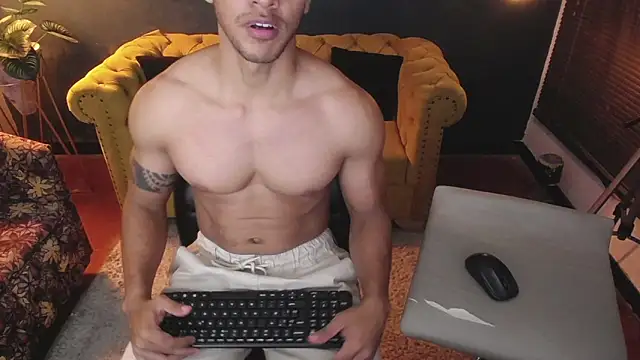 Snapshot of tayler_luke chatting on 11-27-25, 01:29 tayler luke online show from 11-27-25, 01:29