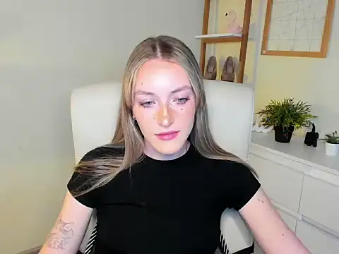 Snapshot of EvelynBlond chatting on 11-21-25, 01:43 EvelynBlond online show from 11-21-25, 01:43