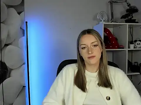 Snapshot of EvelynBlond chatting on 11-24-25, 06:35 EvelynBlond online show from 11-24-25, 06:35