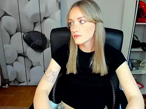 Snapshot of EvelynBlond chatting on 11-27-25, 01:35 EvelynBlond online show from 11-27-25, 01:35