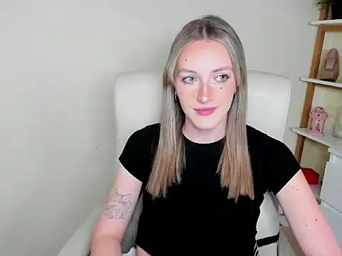 Snapshot of EvelynBlond chatting on 11-28-25, 01:36 EvelynBlond online show from 11-28-25, 01:36