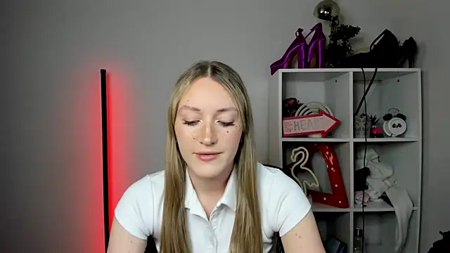 Snapshot of EvelynBlond chatting on 04-22-26, 12:39 EvelynBlond online show from 04-22-26, 12:39
