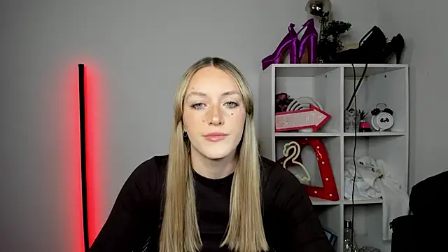 Snapshot of EvelynBlond chatting on 04-29-26, 12:31 EvelynBlond online show from 04-29-26, 12:31