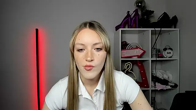 Snapshot of EvelynBlond chatting on 04-30-26, 12:33 EvelynBlond online show from 04-30-26, 12:33