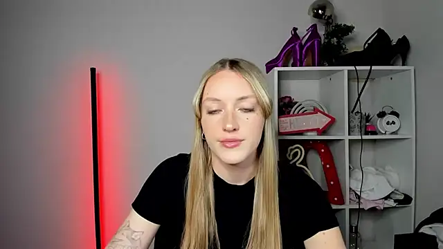 Snapshot of EvelynBlond chatting on 05-04-26, 12:34 EvelynBlond online show from 05-04-26, 12:34