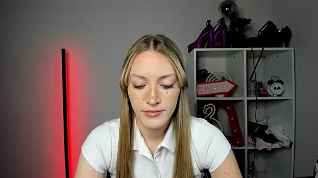 Snapshot of EvelynBlond chatting on 05-06-26, 12:43 EvelynBlond online show from 05-06-26, 12:43