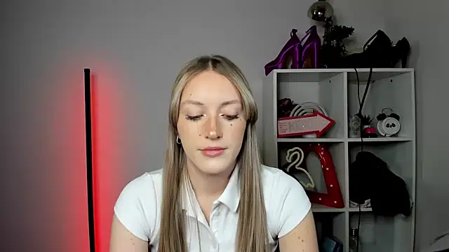Snapshot of EvelynBlond chatting on 05-08-26, 12:32 EvelynBlond online show from 05-08-26, 12:32